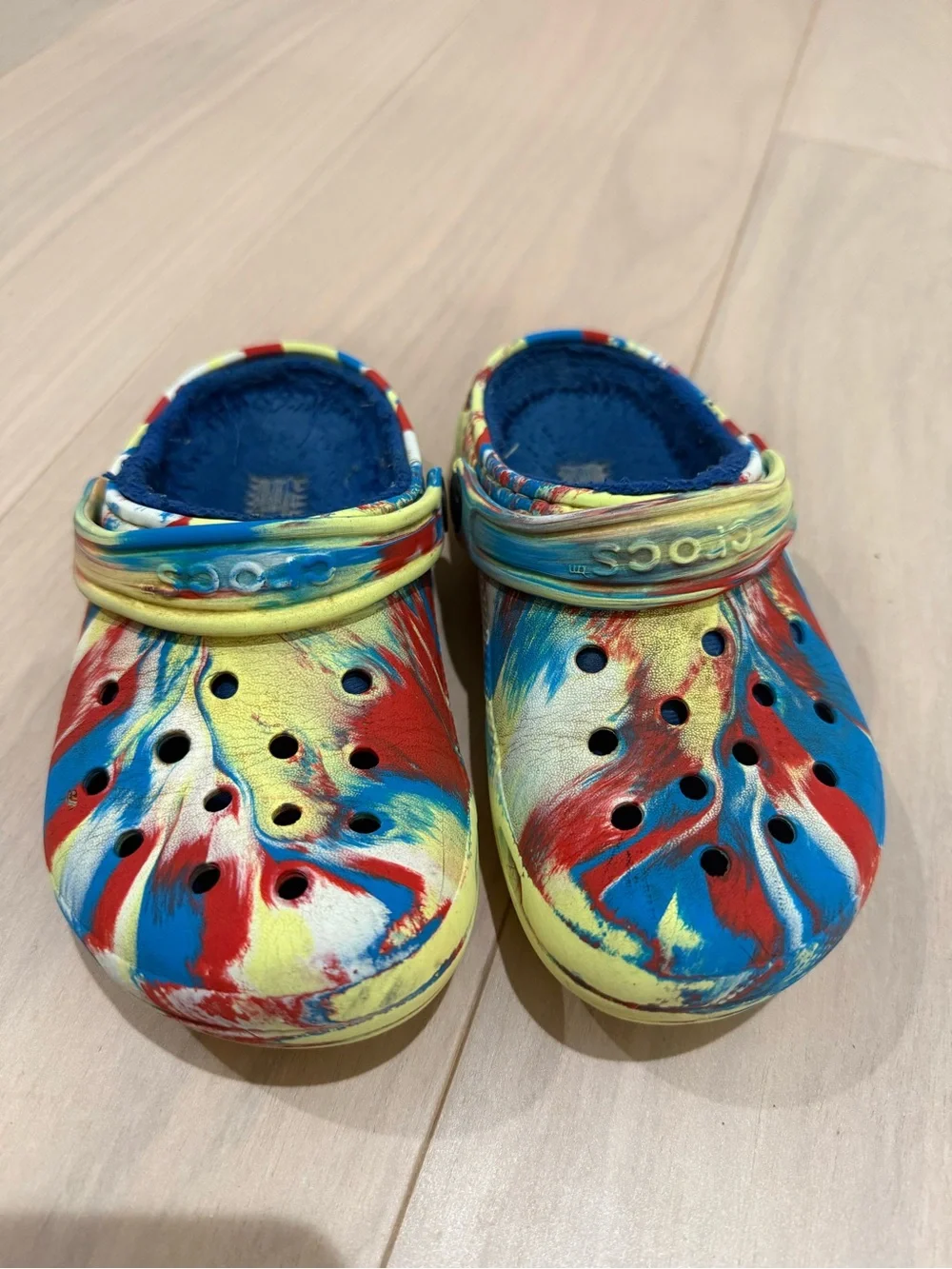 Crocs Kids Classic Fuzz-Lined Tie-Dye Clogs J2 Blue Red Yellow